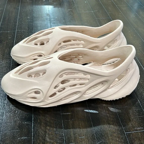 Yeezy Foam Runners - Picture 2 of 3